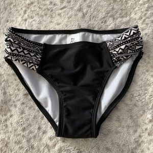 Bikini Bottoms Size L (10-12) NWOT Black/White